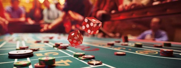 auhu69 Live Casino studio profesional dengan meja Baccarat dan Blackjack dealer asli